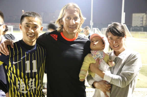 nEO_IMG_偶然到场的皇马前球星萨尔加多也加入冠军队伍狂欢